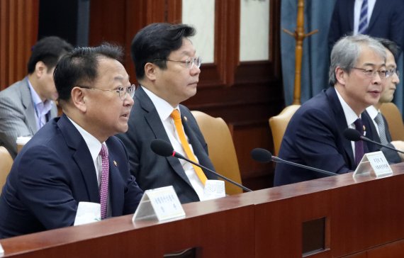 Deputy Prime Minister Yoo Il-ho (first from left) is presiding over an economic ministers meeting with industry minister Joo Hyung-hwan and FSC chairman Lim Jong-ryong at the government complex in Seoul on April 19.
