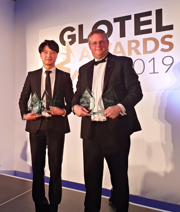 SK텔레콤은 7일(현지 시간) 영국 런던에서 열린 '글로벌 텔레콤 어워드(Global Telecom Awards)'에서 '5G 상용화(5G Implementation Excellence), '최고 통신사(Best Operator)' 부문 등 3개 부문을 수상했다. 사진은 시상식에 참석한 SK텔레콤 매니저가 수상하고 있는 모습.