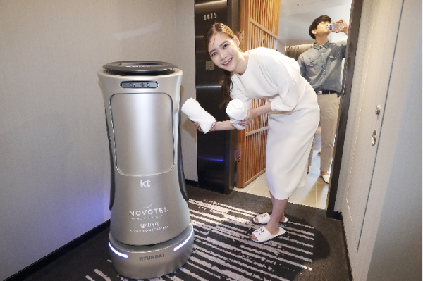 KT’s 2nd-generation AI Hotel Robot Enhances Room Services - Businesskorea