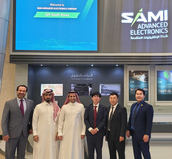 Aiitone CEO Jin Yeop Lee (fourth from left) and Chairman Bruce Jeong (right) take a commemorative photo with SAMI officials at the SAMI headquarters in Saudi Arabia on Aug. 17.