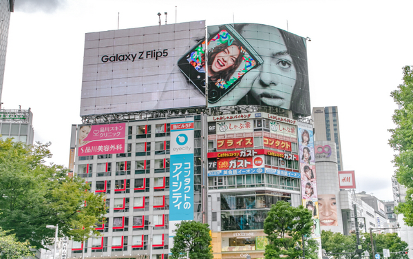 Une publicité extérieure pour le Galaxy Z Flip 5 de Samsung Electronics à Shibuya, Tokyo, Japon, le 25 août (heure locale)