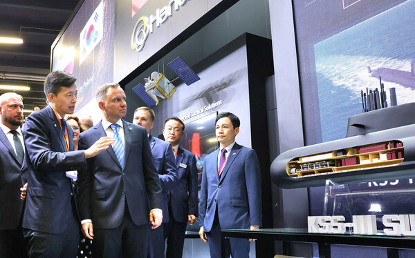 Wiceprezes Kim Dong-kwan z Hanwha Group przedstawia technologię obronną Hanwha Prezydentowi RP Andrzejowi Dudzie podczas Międzynarodowej Wystawy Przemysłu Obronnego (MSPO), która odbyła się 5 września.