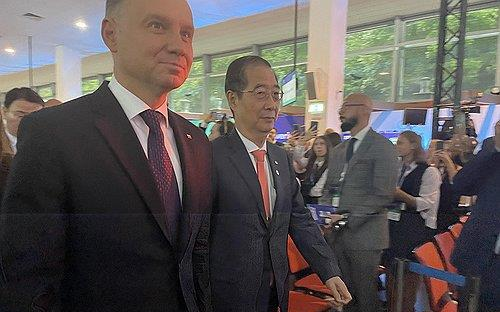안제이 두다 폴란드 대통령(왼쪽)과 한닥수 한국 총리(오른쪽)가 9월 13~15일(현지시간) 행사 일정 중 폴란드 크리니카 포럼 행사장으로 향하고 있다.