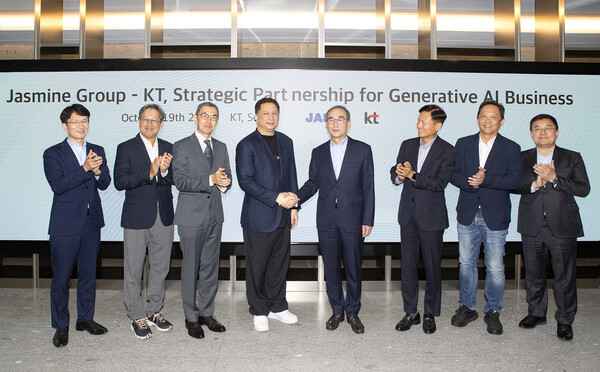KT CEO Kim Young-sub (center right), Chairman of the Jasmine Group Pete Bodharamik (center left) and other key executives from both companies take a picture during their meeting at the KT building in the Gwanghwamun district of Seoul on Oct. 19.