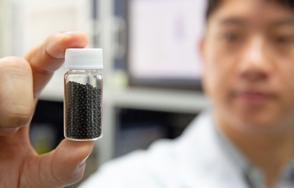 한국에너지연구원 고기영 수소연구팀이 병 속에 담긴 루테늄-세륨 촉매를 들고 있다.