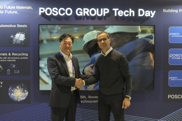 Kim Ji-yong (left), director of POSCO Holdings Future Technology Research Institute shakes hands for a photo with Cedric Combemorel, head of technology at Renault, at POSCO Group Tech Day at Renault’s R&D Center in France on Nov. 16 (local time).