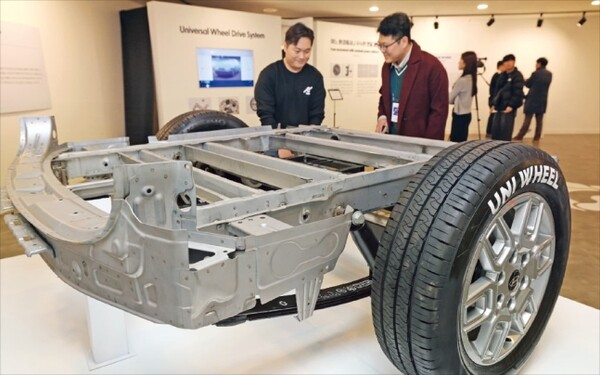 An exhibit at the Uni-Wheel Tech Day Event in Seoul on Nov. 28 showing off the new Universal Wheel Drive System developed by Hyundai Motor Group’s Advanced Technology Center.