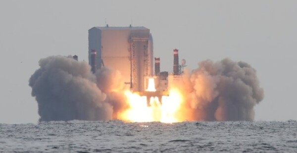 한국군이 12월 4일 제주도 서귀포시 이남 해상에서 국산 고체연료 우주발사체의 3차 시험발사를 진행하고 있다.  제주도는 한국 본토에서 남쪽으로 비행기로 1시간 거리에 있습니다.