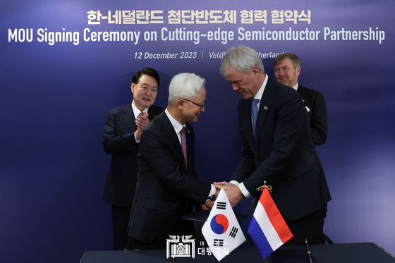 Le président Yoon Suk-yeol (à l'arrière à gauche) et le roi Willem-Alexander des Pays-Bas (à l'arrière à droite) applaudissent la signature d'un protocole d'accord pour la création d'un centre de R&D sur les technologies de fabrication de semi-conducteurs de nouvelle génération par Kyung Kye-hyun (à l'avant à gauche) ), président de Samsung Electronics, et Peter Wennink (avant droit), président d'ASML, au siège d'ASML à Veldhoven le 12 décembre (heure locale).