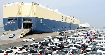 새로 제작된 자동차가 한국 수출용 선박에 선적될 준비가 되었습니다.