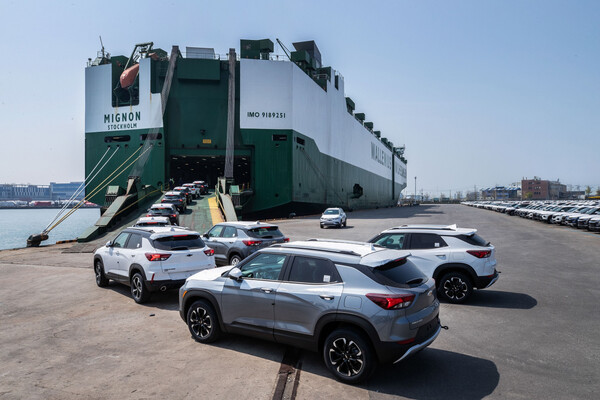 한국GM 트레일블레이저 스포츠유틸리티차량(SUV)이 한국의 한 항구에 선적되고 있다.