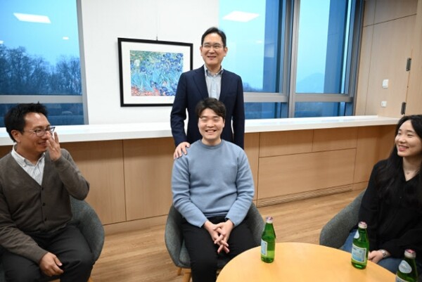 Samsung Electronics Chairman Lee Jae-yong (center back) visited the Samsung Research Institute in Umyeon, Seocho-gu, Seoul on the 10th, met with researchers, and commemorated the event. Taking pictures.