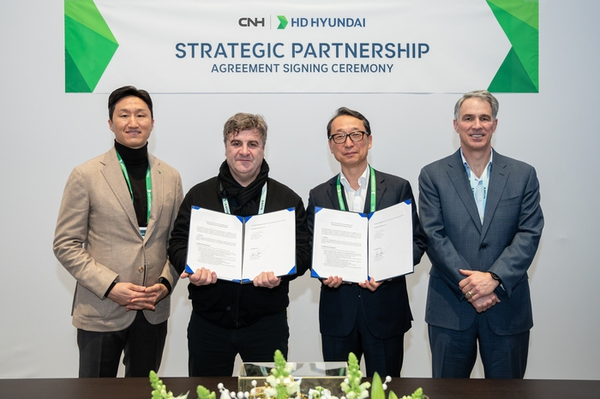 (From left) Kesun Chung, Vice Chairman and CEO of HD Hyundai;  Stefano Pampalone, Head of Construction at CNH;  Cho Young-cheol, President and CEO of HD Hyundai XiteSolution;  and Scott W. Wayne, CEO of CNH, pose for a photo together at the MOU signing ceremony at the CES 2024 event in Las Vegas, Nevada, in the US on January 11 (local time).