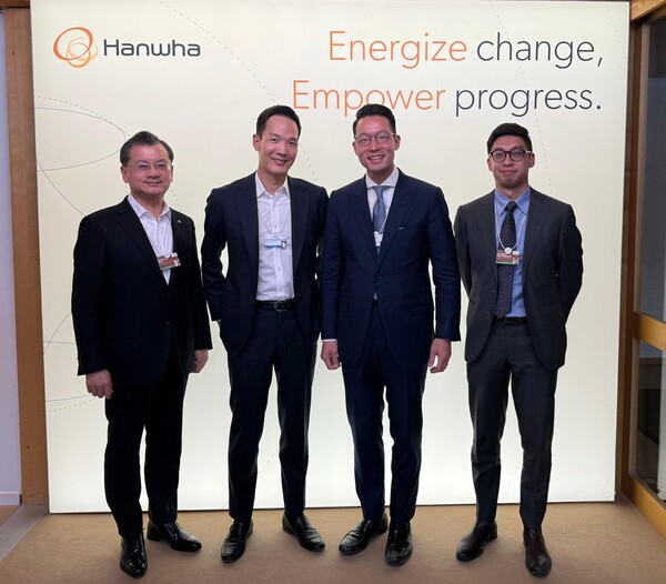 (from left) Vice Chairman and CEO of Hanwha Life Insurance Yeo Seung-joo, President of Hanwha Life Insurance Kim Dong-won, CEO of Indonesia-based Lippo Group John Riady, and one other pose for a photo in Davos, Switzerland, on Jan. 17.