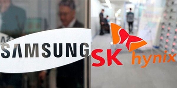 Signs on the doors of a Samsung Electronics building (left) and an SK hynix building (right)