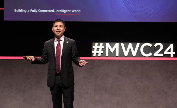 Leon Wang, President of Huawei's Data Communication Product Line, unveils a wide range of Net5.5G solutions